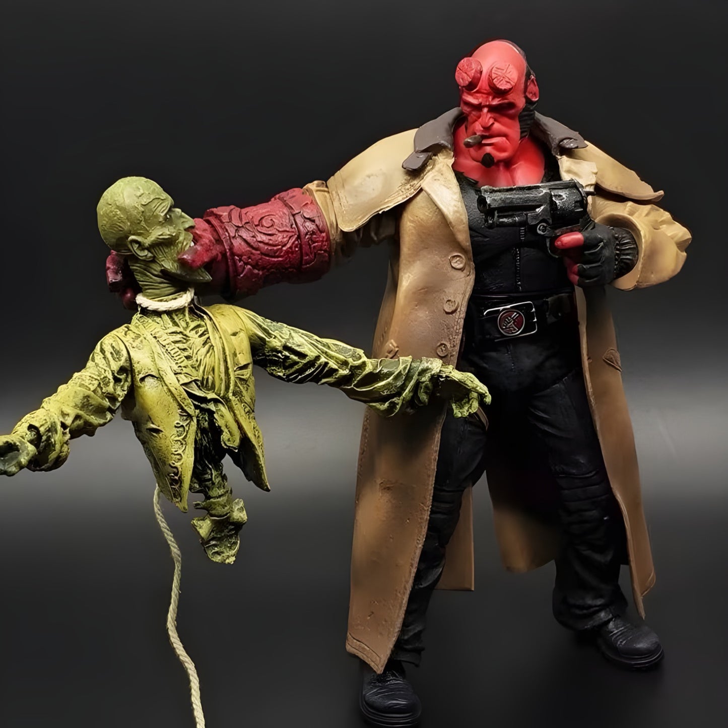 Mezco HELLBOY WITH IVAN CORPSE 20CM PVC Action Figure